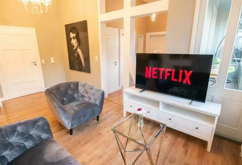 Euphoras   Central & Stylish Apartment   Parking