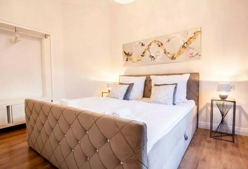 Euphoras   Central & Stylish Apartment   Parking