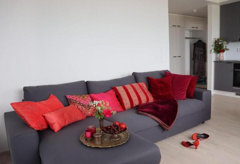 Uusi Upea Asunto Järvinäköalalla Ja Autohallilla