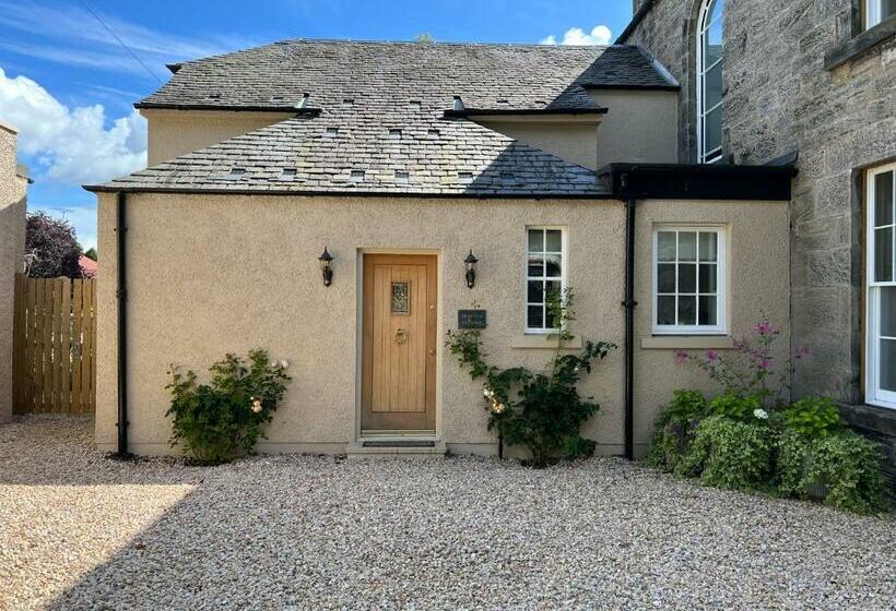 Quaint Self Contained Cottage Near Edinburgh