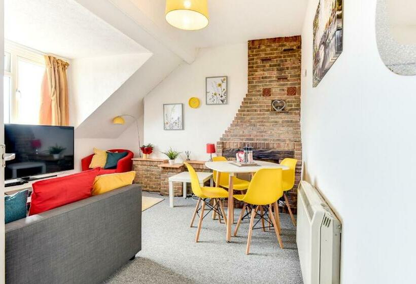 Heene Apartment With Private Door Entry Near The Sea By Urban Hazelnut