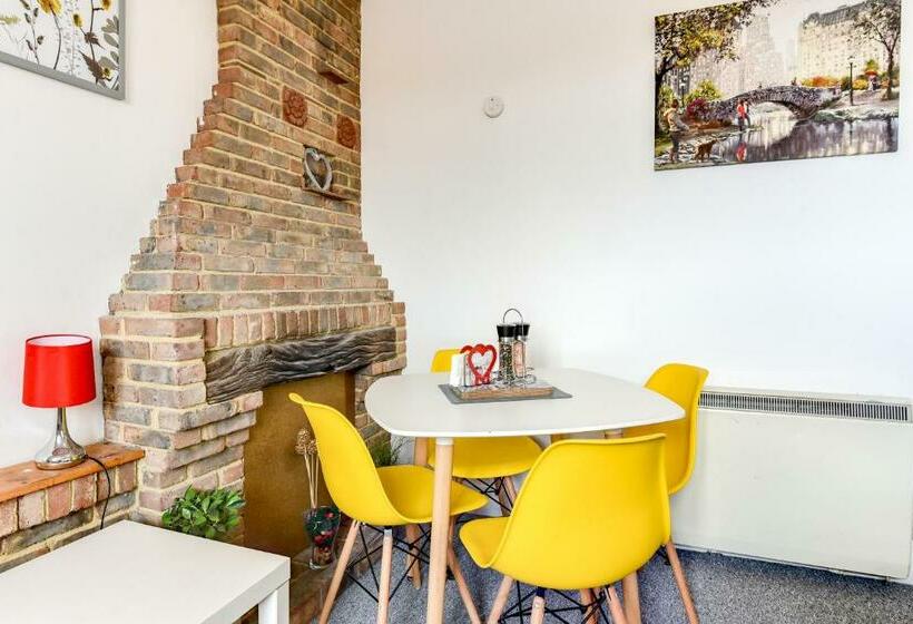 Heene Apartment With Private Door Entry Near The Sea By Urban Hazelnut