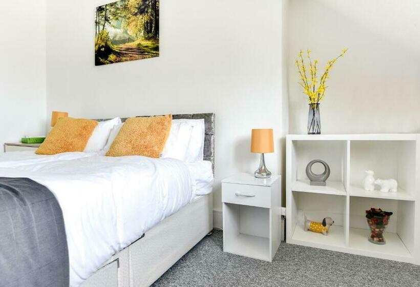 Heene Apartment With Private Door Entry Near The Sea By Urban Hazelnut