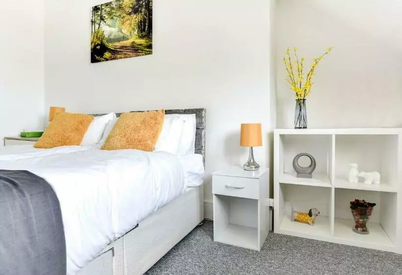 Heene Apartment With Private Door Entry Near The Sea By Urban Hazelnut