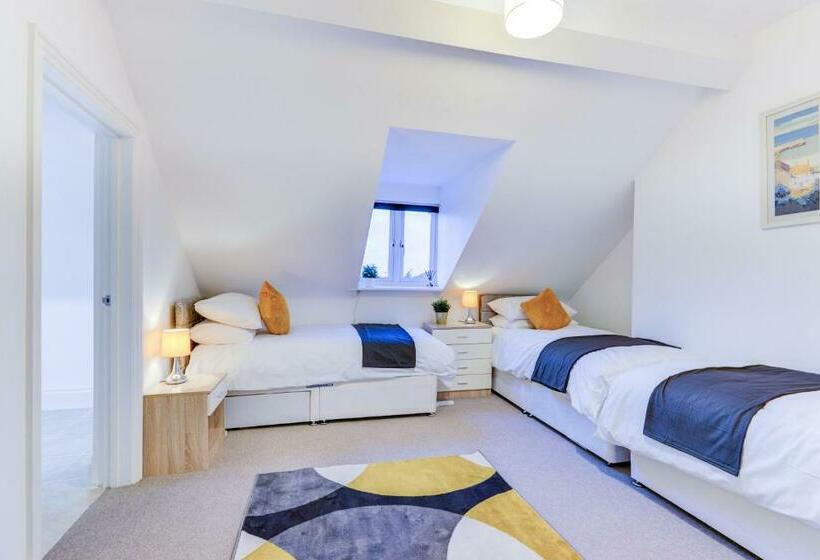 Heene Apartment With Private Door Entry Near The Sea By Urban Hazelnut