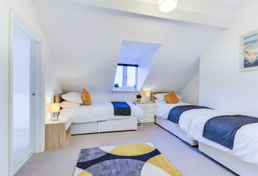 Heene Apartment With Private Door Entry Near The Sea By Urban Hazelnut