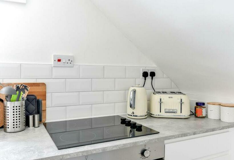 Heene Apartment With Private Door Entry Near The Sea By Urban Hazelnut