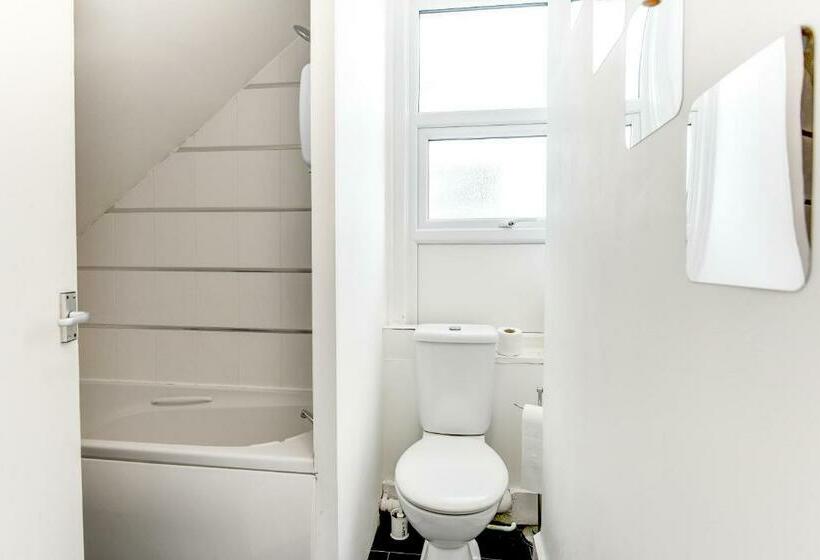 Heene Apartment With Private Door Entry Near The Sea By Urban Hazelnut