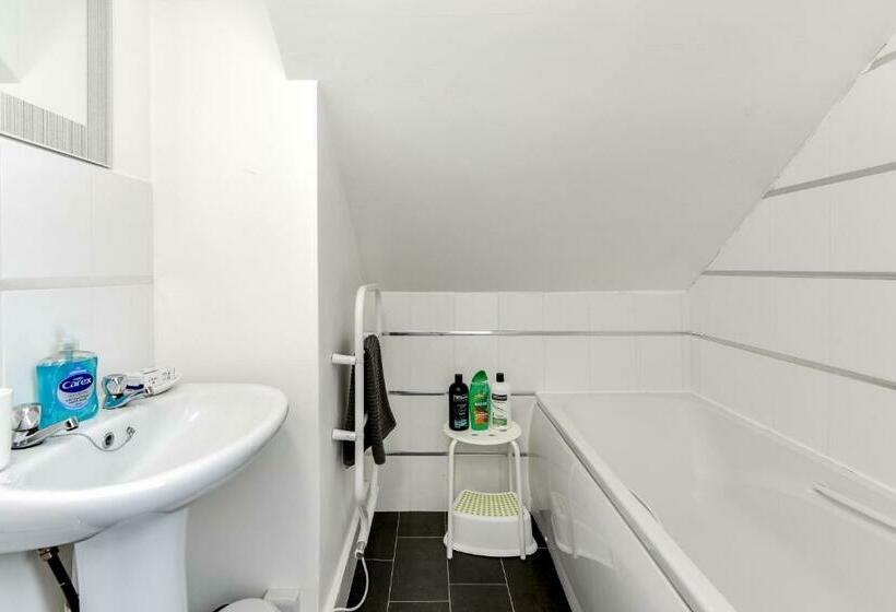 Heene Apartment With Private Door Entry Near The Sea By Urban Hazelnut