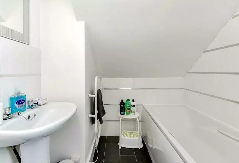 Heene Apartment With Private Door Entry Near The Sea By Urban Hazelnut