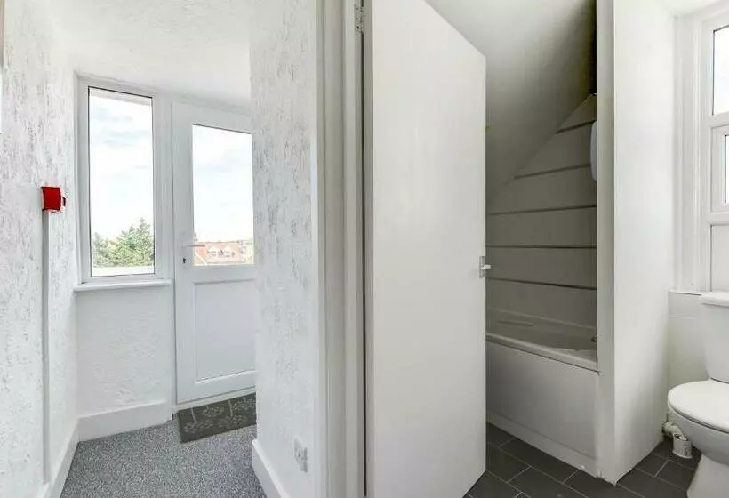 Heene Apartment With Private Door Entry Near The Sea By Urban Hazelnut