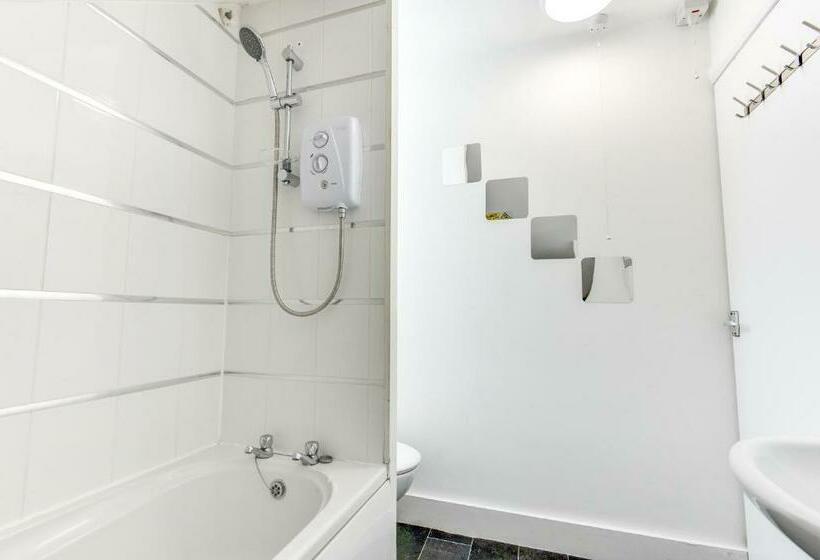 Heene Apartment With Private Door Entry Near The Sea By Urban Hazelnut