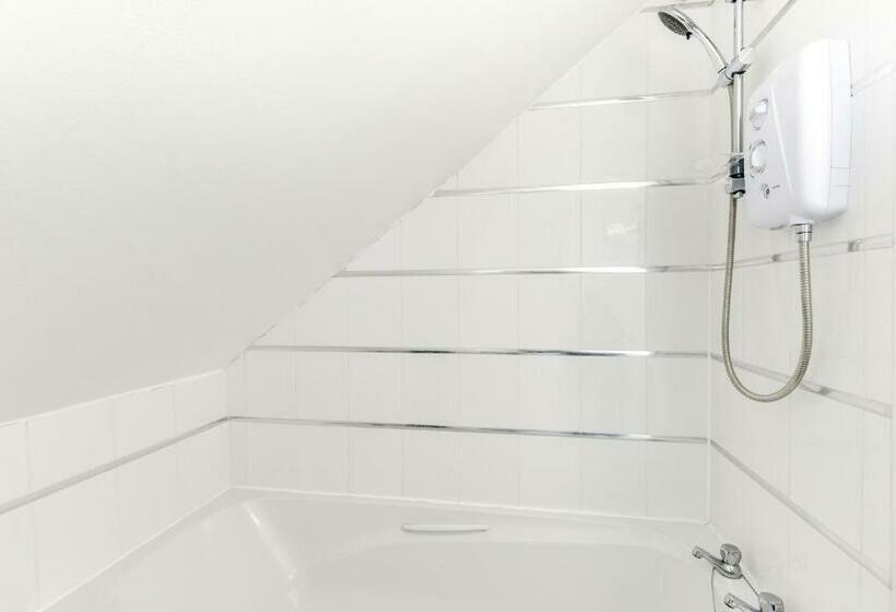 Heene Apartment With Private Door Entry Near The Sea By Urban Hazelnut