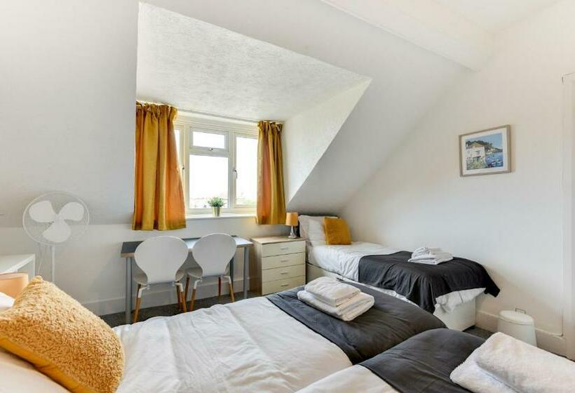 Heene Apartment With Private Door Entry Near The Sea By Urban Hazelnut