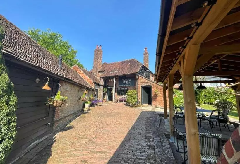 Hotel Halfway Bridge