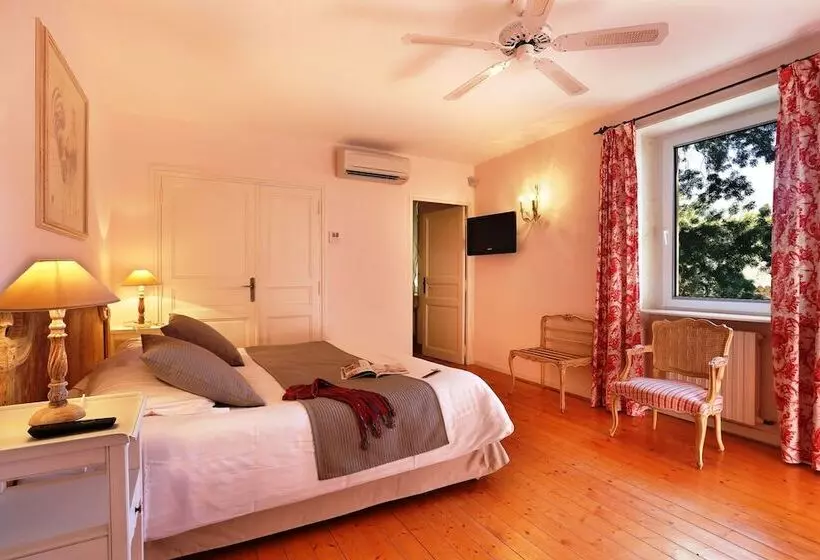 Отель Le Moulin De Valaurie