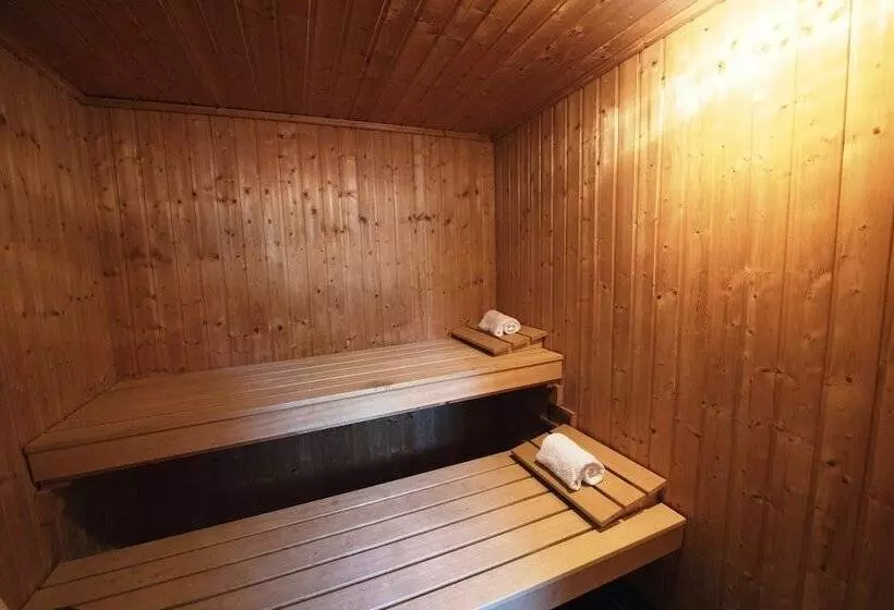 Отель Le Moulin De Valaurie