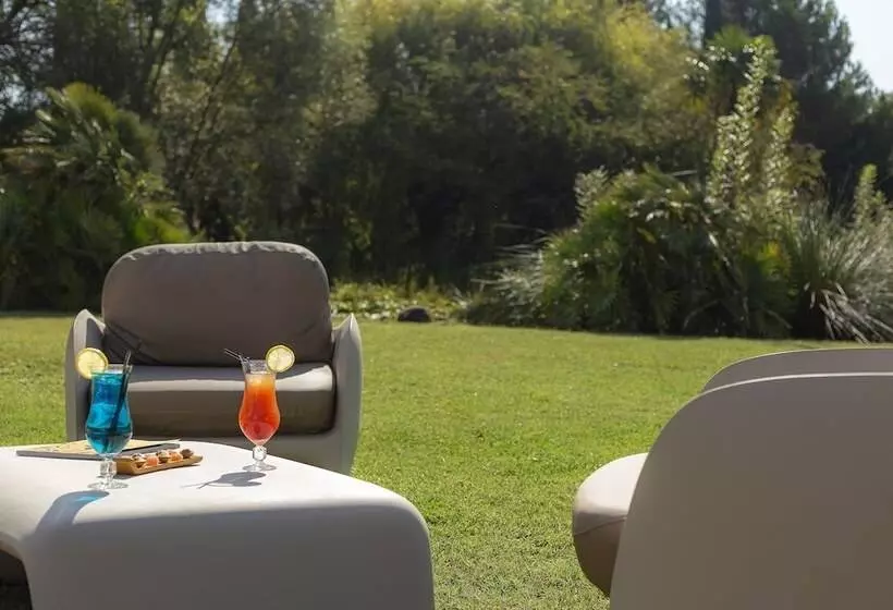 Отель Le Moulin De Valaurie