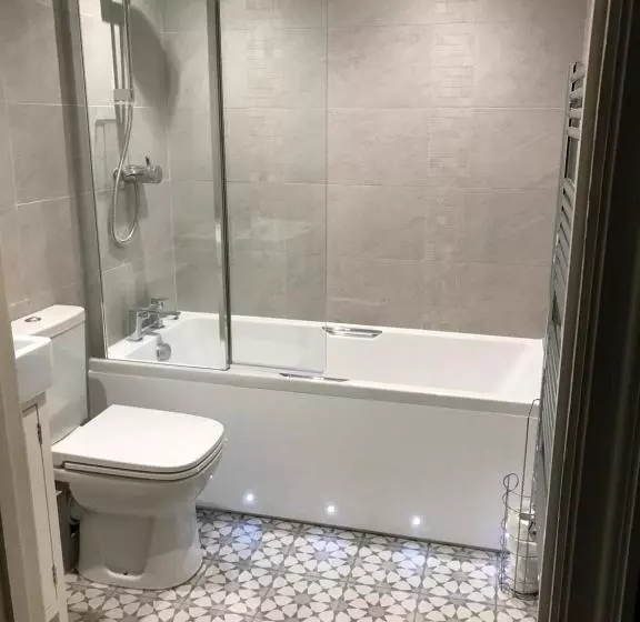 בית מלון כפרי Ravenstone Manor