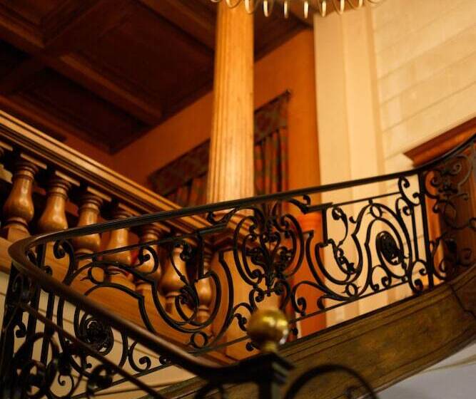 Отель Château Des Avenieres   Relais & Châteaux