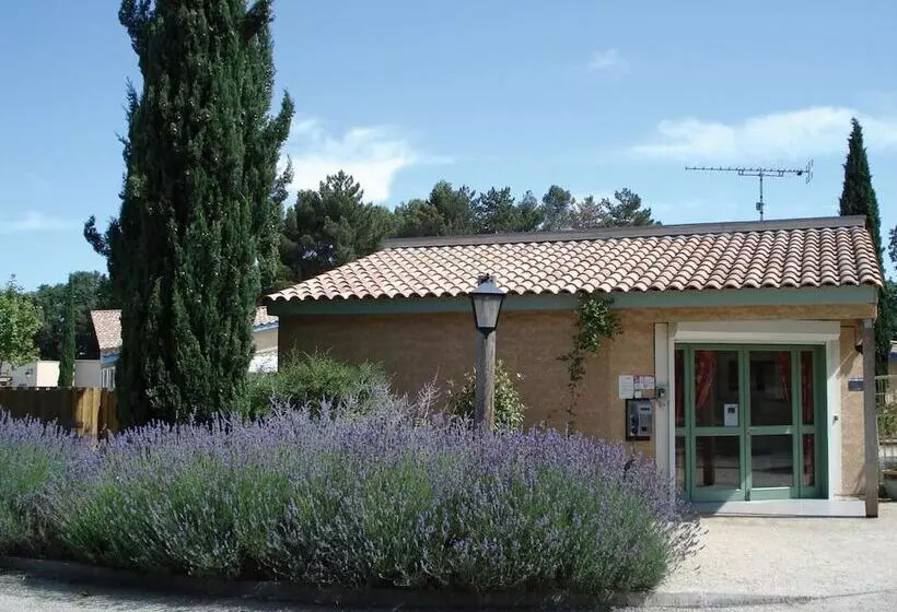 Отель Lagrange Vacances Les Mazets De Gaujac