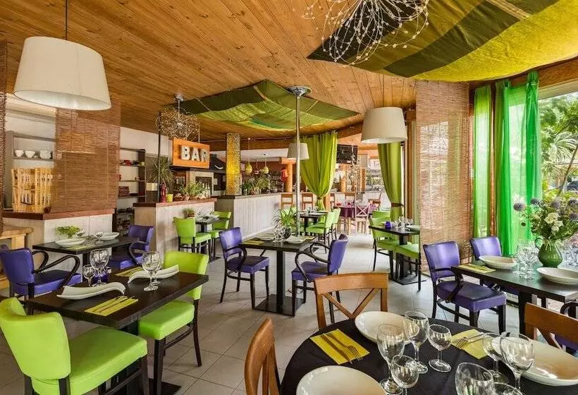 Отель Lagrange Vacances Les Mazets De Gaujac