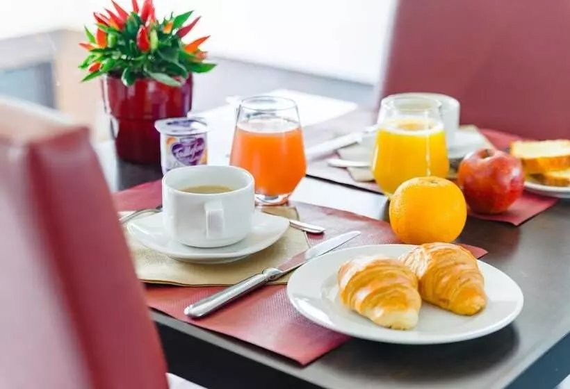 Отель Lagrange Vacances Les Mazets De Gaujac