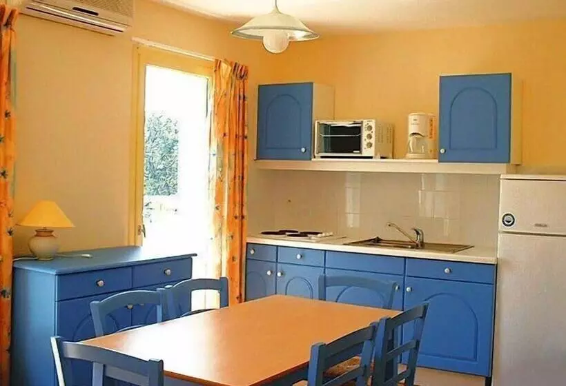 Отель Lagrange Vacances Les Mazets De Gaujac