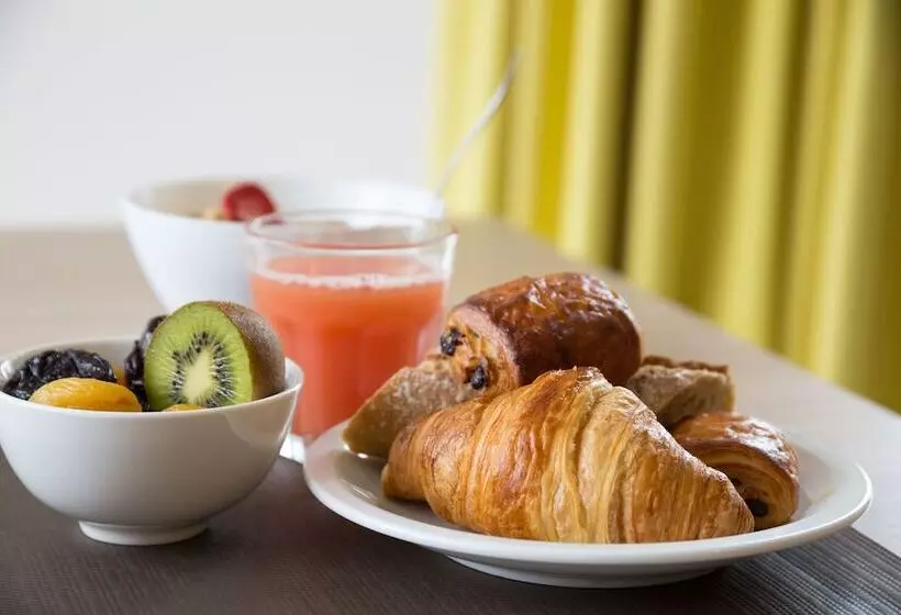 Отель Hôtel La Verriaire The Originals