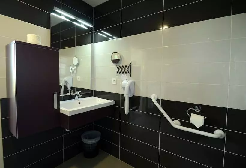 Отель Hôtel La Verriaire The Originals