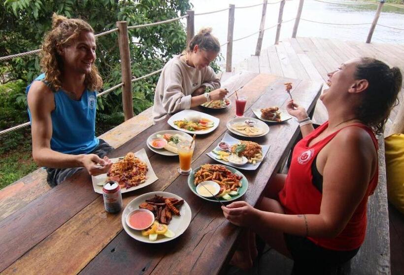 Otel Mad Monkey Koh Rong Samloem