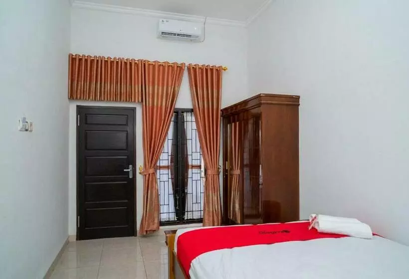 ホテル Reddoorz Syariah @ Jalan Tingang Palangkaraya