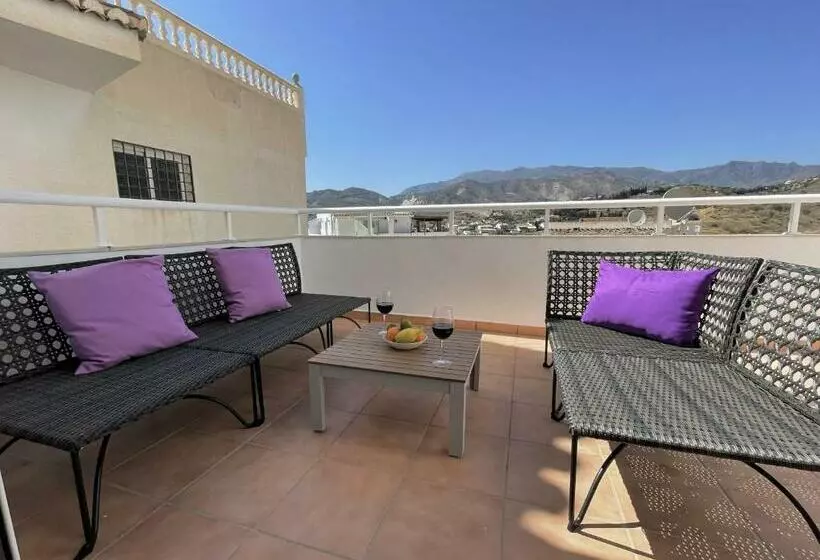 Sunny 3 Bed Apartment Only 7 Minute Walk From Beac