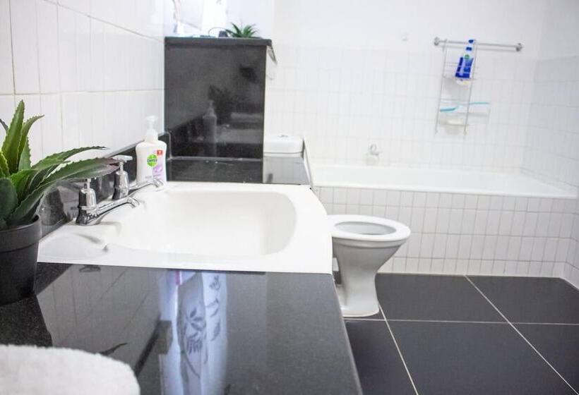 Inviting 3 Bed Apartment In The City