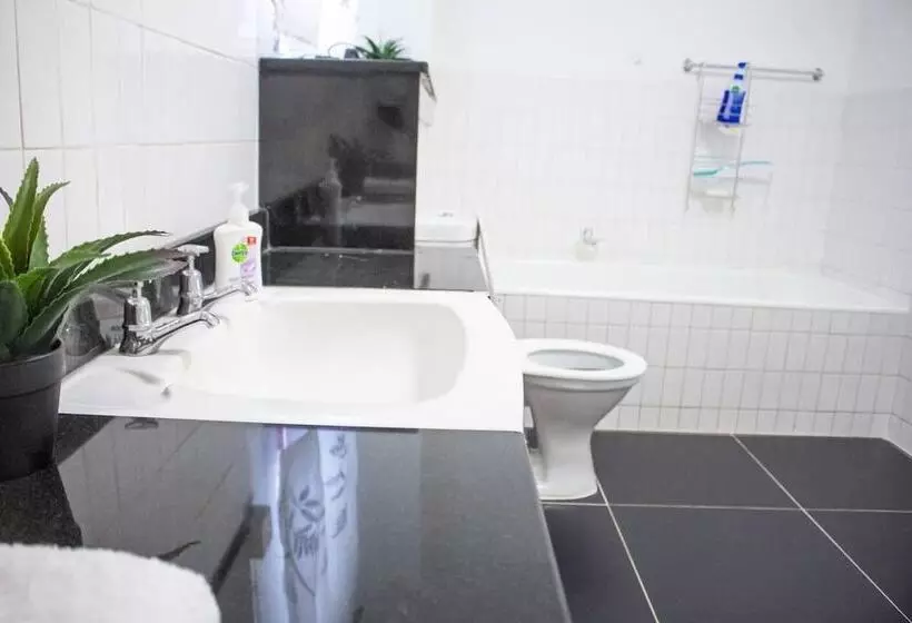 Inviting 3 Bed Apartment In The City