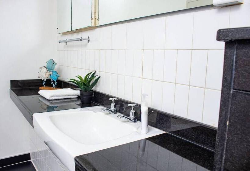 Inviting 3 Bed Apartment In The City