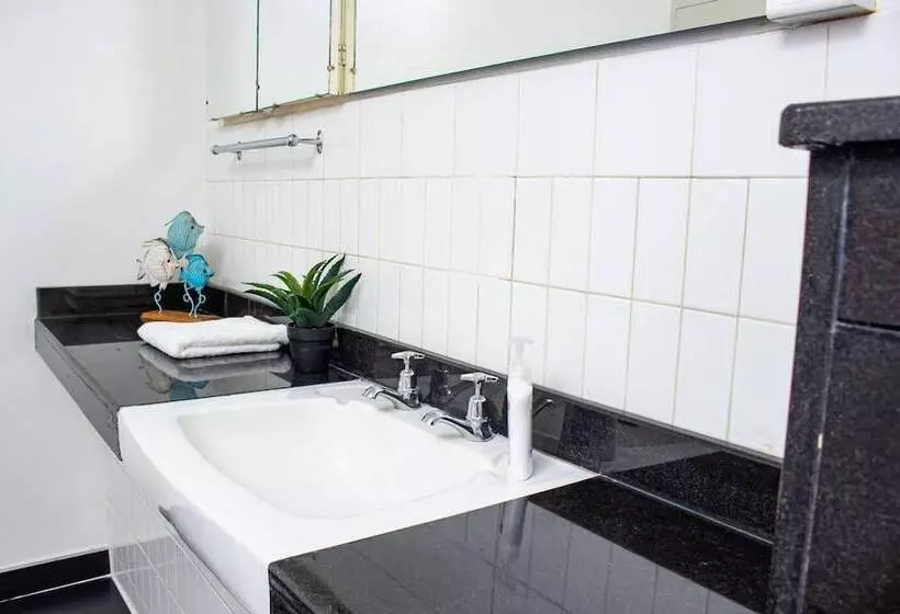 Inviting 3 Bed Apartment In The City