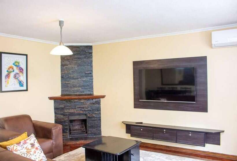 Inviting 3 Bed Apartment In The City