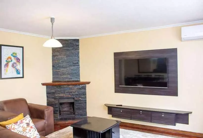 Inviting 3 Bed Apartment In The City