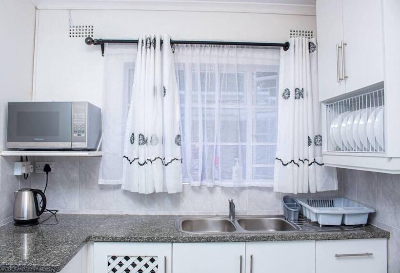 Inviting 3 Bed Apartment In The City