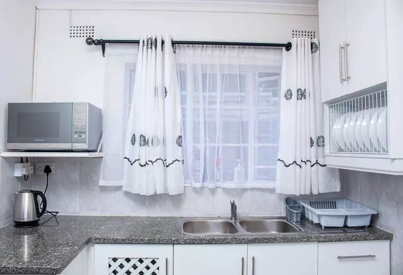 Inviting 3 Bed Apartment In The City