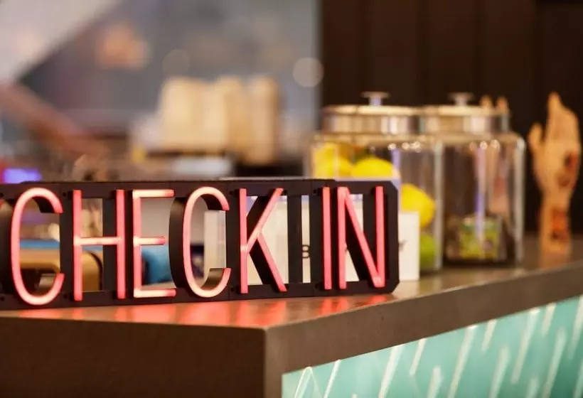 هتل Moxy Richmond Downtown