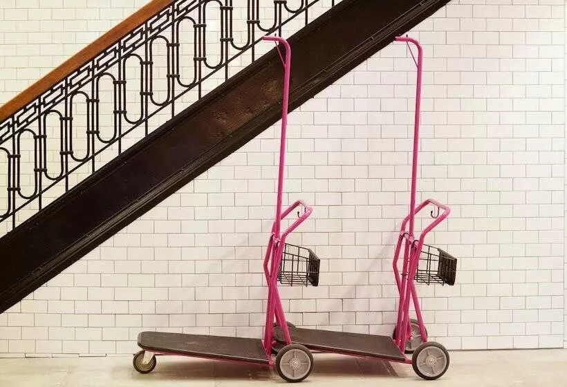 هتل Moxy Richmond Downtown