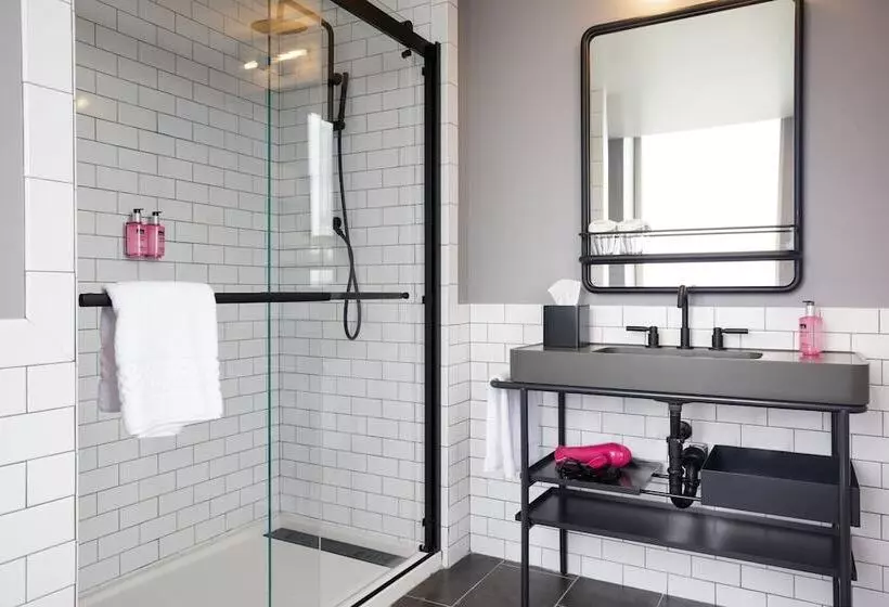 هتل Moxy Richmond Downtown