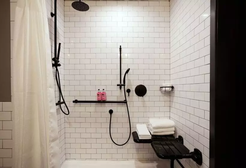 هتل Moxy Richmond Downtown