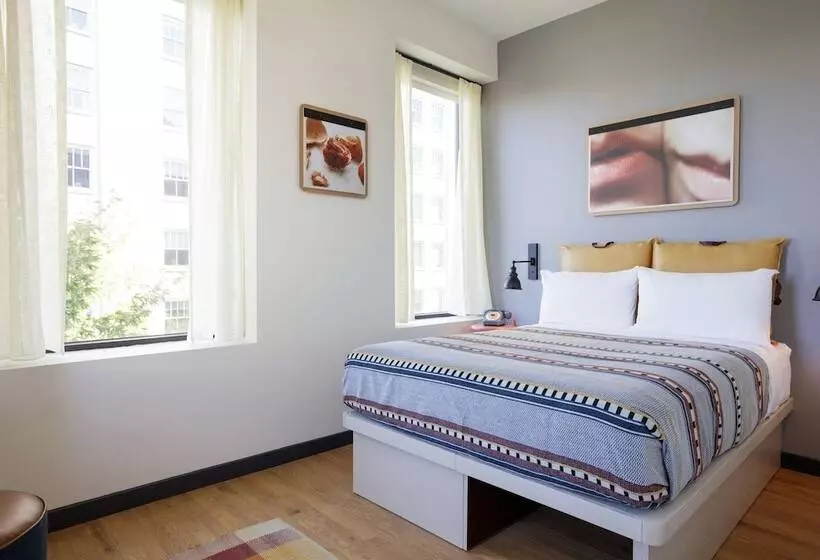 هتل Moxy Richmond Downtown