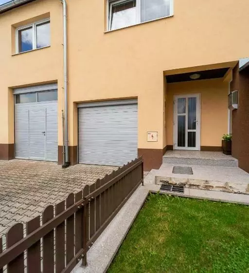 Reneček   Rekreační řadový Dům S Vyhlídkou Na Libín