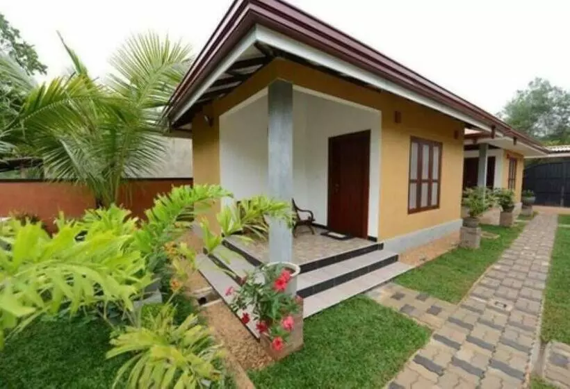 Aamiaismajoitus (B&B) Eco Chalet   Airport Transit