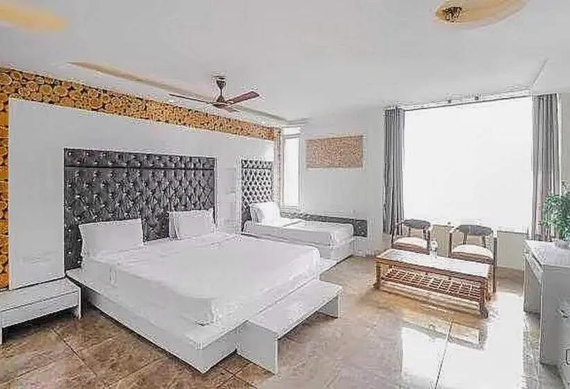 Hotelli O Vivaan Residency