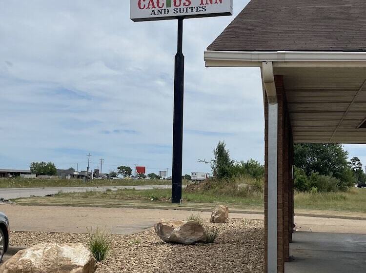 מוטל Cactus Inn & Suites